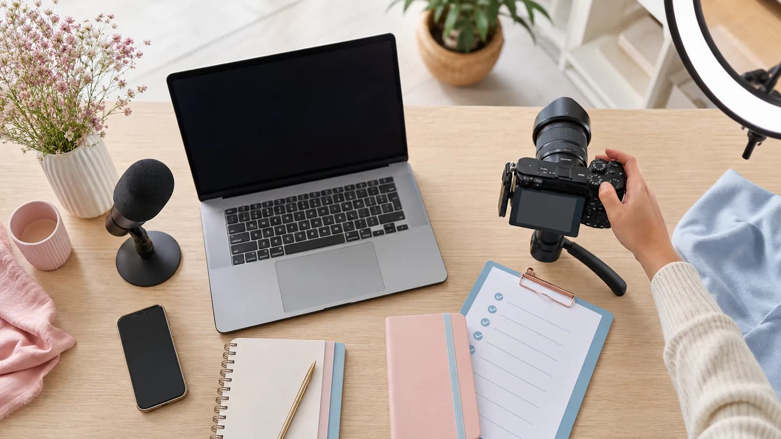 Professionelles Creator-Setup mit Kamera, Laptop, Smartphone, Mikrofon und Ringlicht
