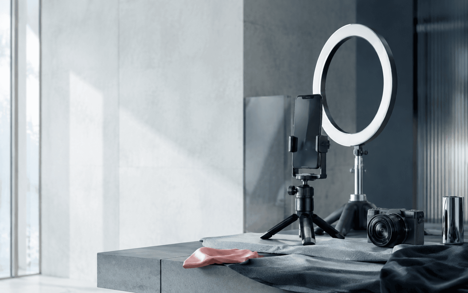 Professionelles Creator-Studio mit Smartphone, Kamera und Ringlicht