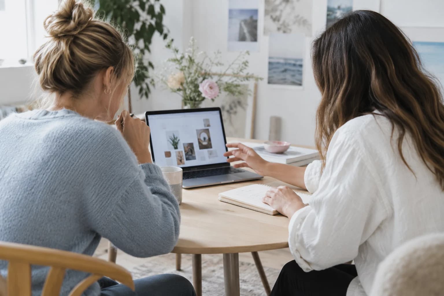 Zwei Frauen planen gemeinsam Creator-Inhalte an einem Laptop